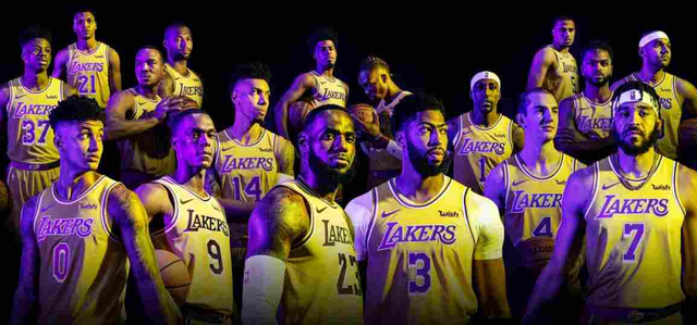 大谷翔平在 2023 年 9 月宣布接受手肘手术，天使球迷通过标语表达对其的感谢