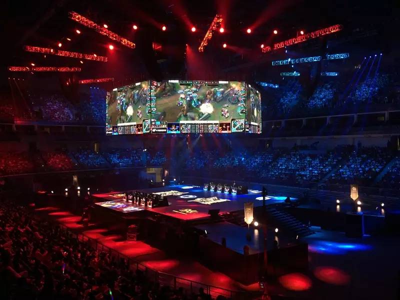 真的想赢吗？ TyLoo 在上半场追了8分无果。FLY冲向B点，在加时赛中得了4分，赢得了第一张地图。