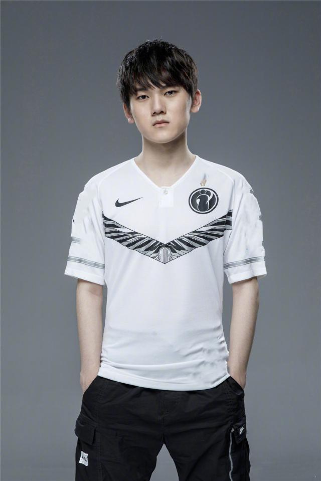 维戈终于赢了！少爷阿希尽力而为，夜宫瑞尔表现出色， FunPlus Phoenix 击败了 LGD Gaming